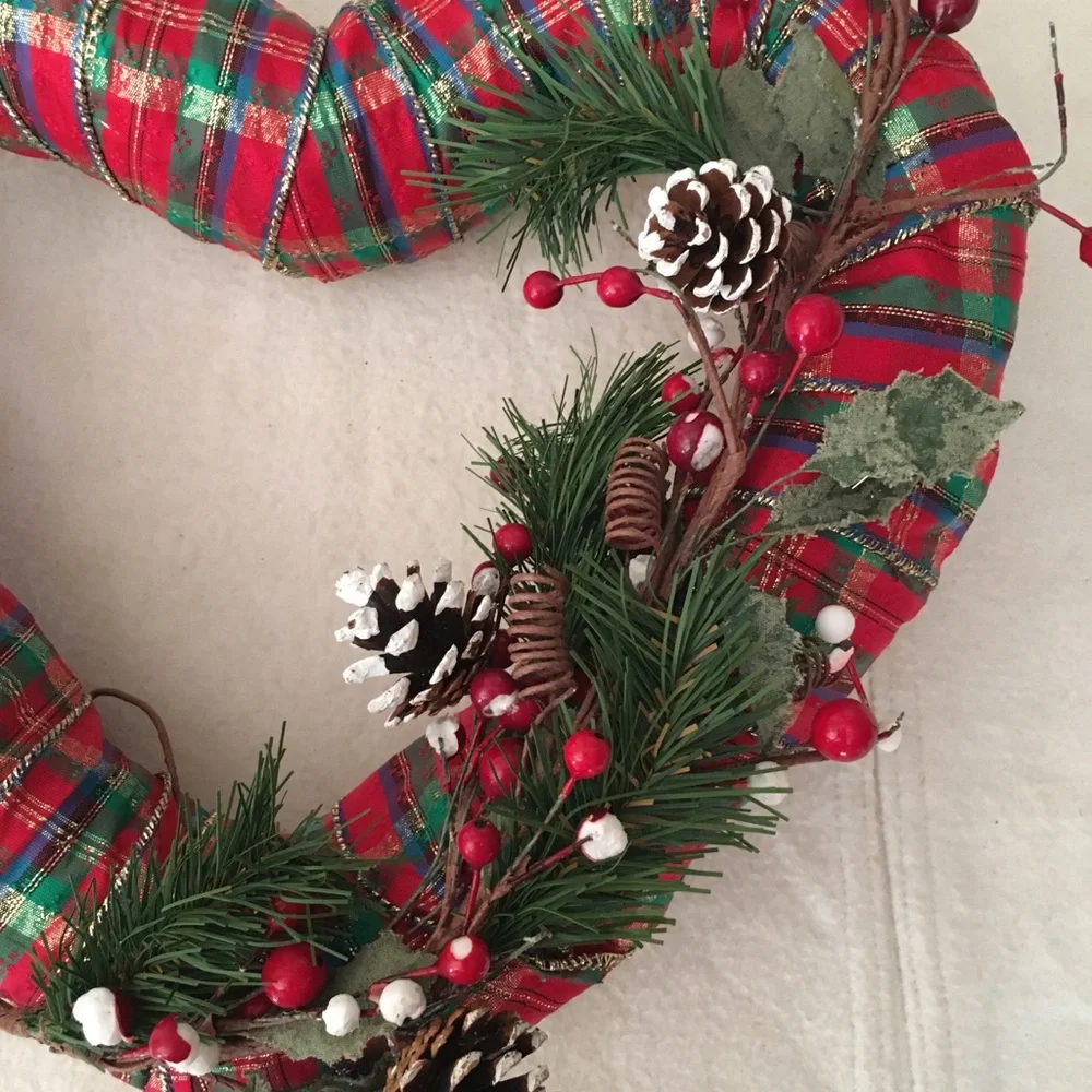 Christmas 🤶 🎅🏻 Heart Wreath Pine Cones Berries Needs a Touch Up